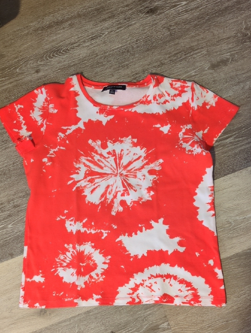 Jones New York Coral and White Tie-Dye Short Sleeve Tee